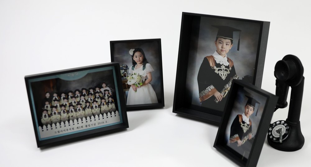 졸업 단체사진 액자와 개인 액자를 함께 놓은 구성