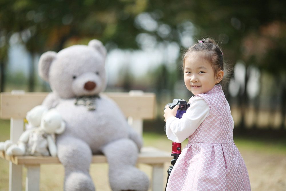곰인형과 함께 사진기를 든 아이의 컨셉촬영