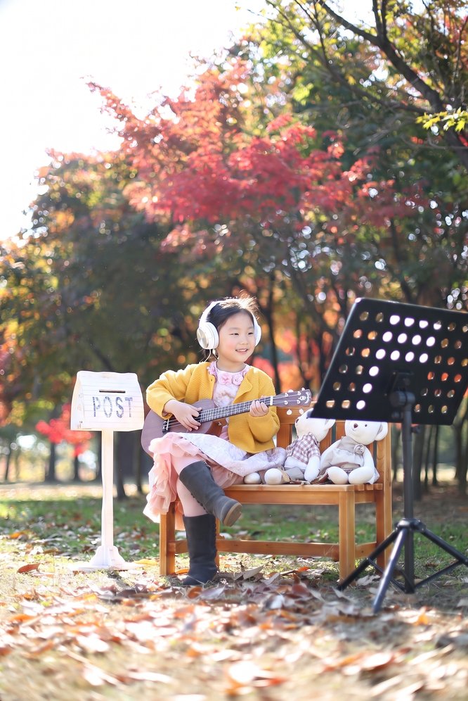 우편함과 음악 소품을 활용한 가을 컨셉촬영