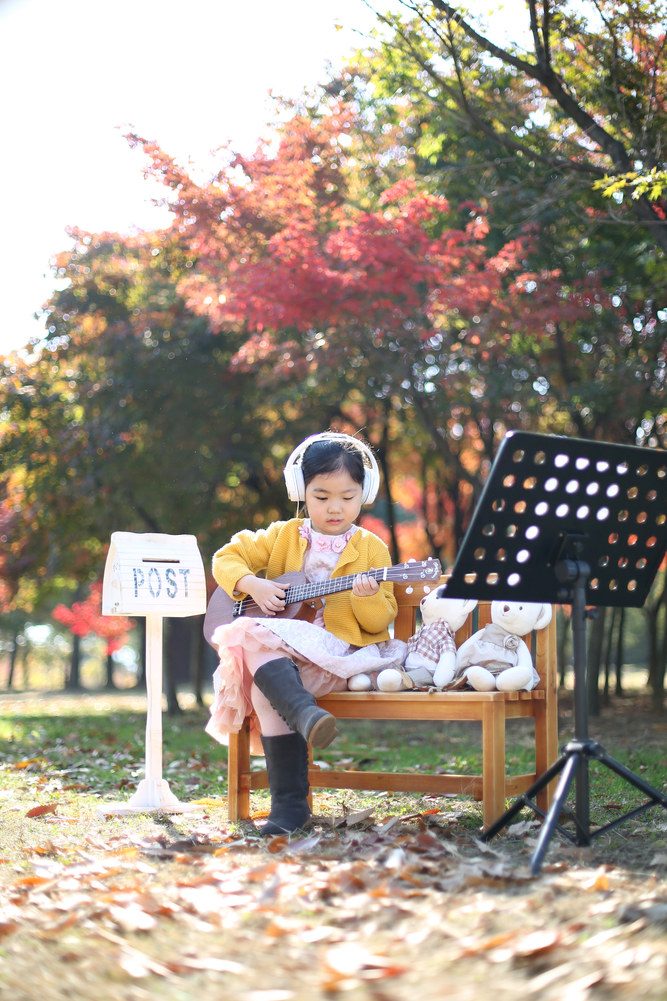 단풍나무 아래에서 우크렐레를 든 아이의 가을 컨셉촬영